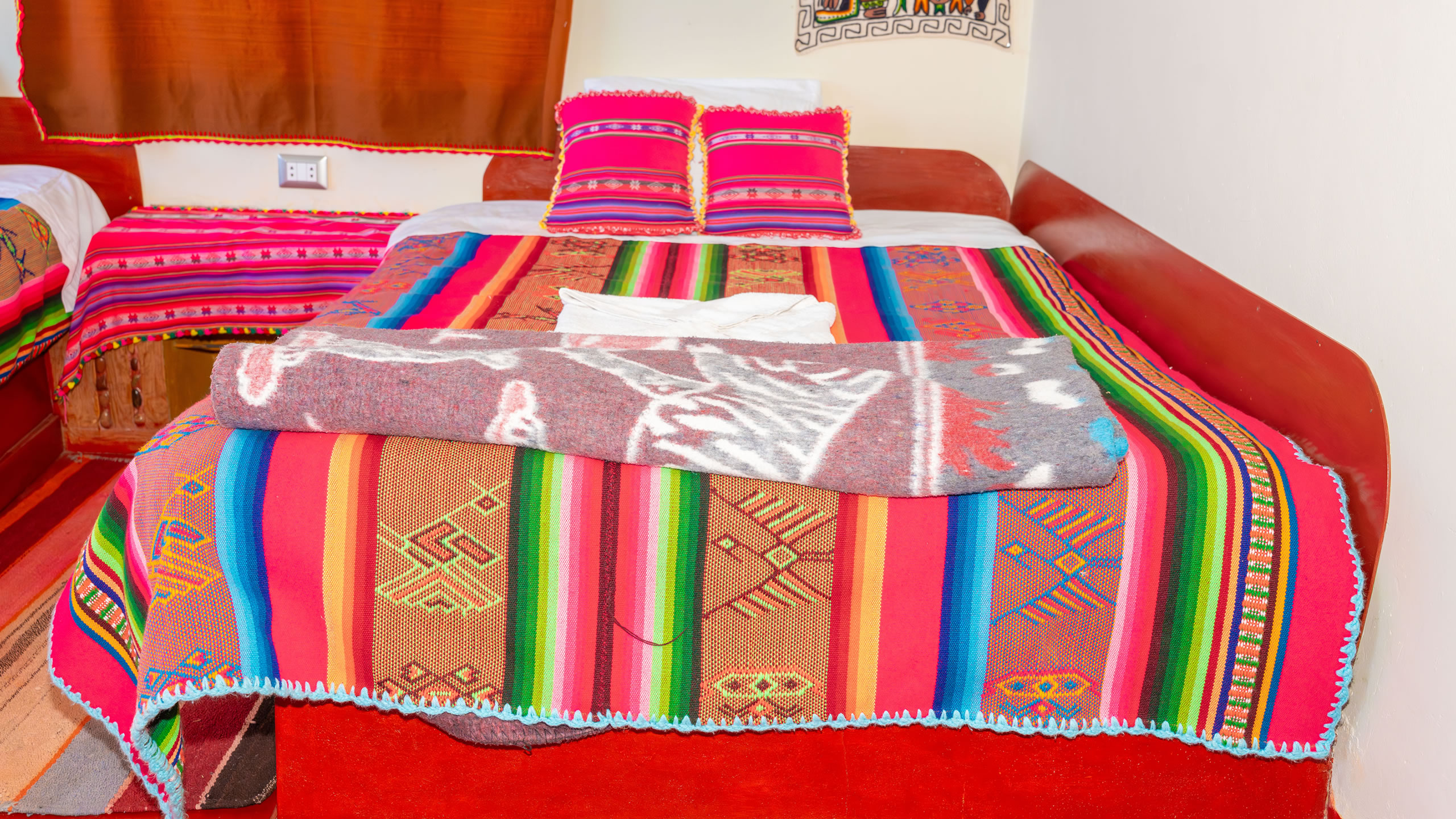 Cama matrimonial en alojamiento rural de Luquina Chico