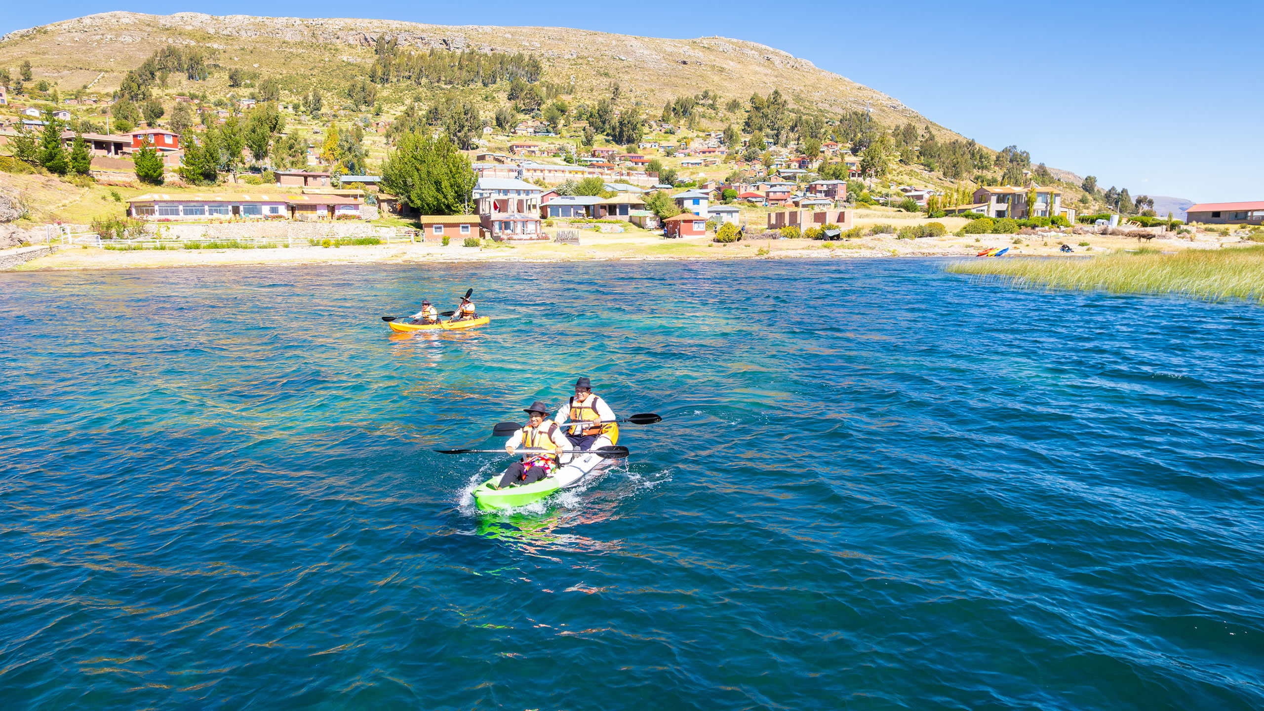 Kayak en el lago Titicaca, cerca a Luquina Chico