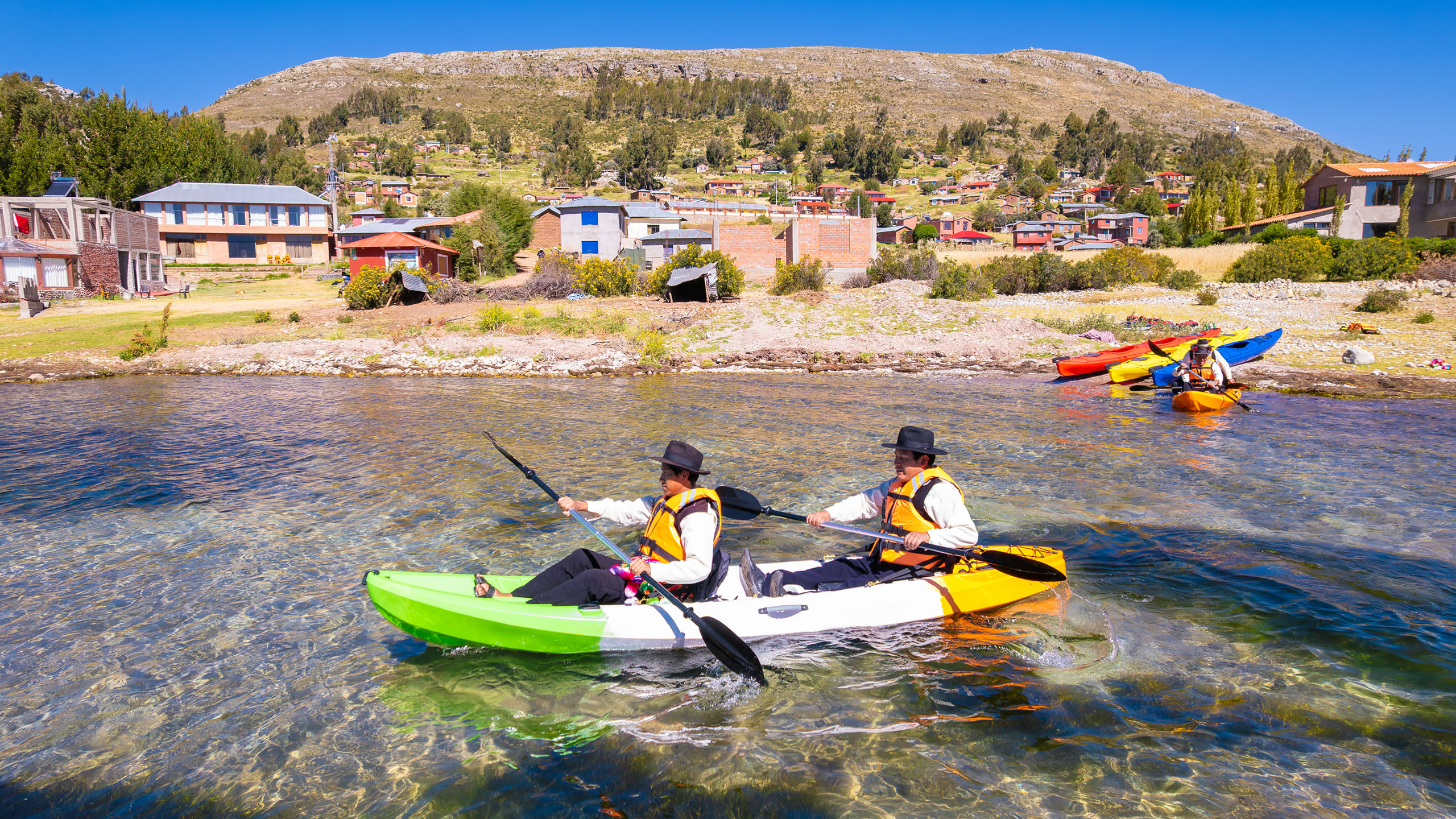 Dos varones en Kayak en el lago Titicaca, cerca a Luquina Chico